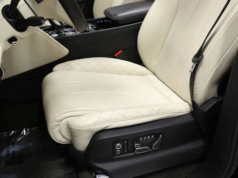 Used 2017 Bentley Bentayga AWD/4WD image 22