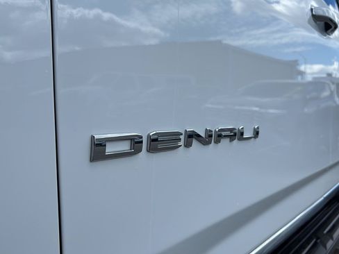Used 2021 GMC Yukon XL Denali AWD/4WD image 9
