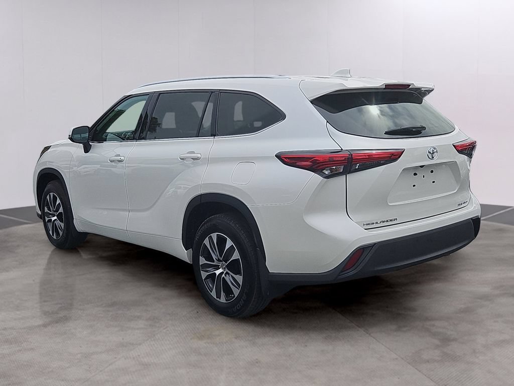 Used 2021 Toyota Highlander XLE AWD/4WD image 6