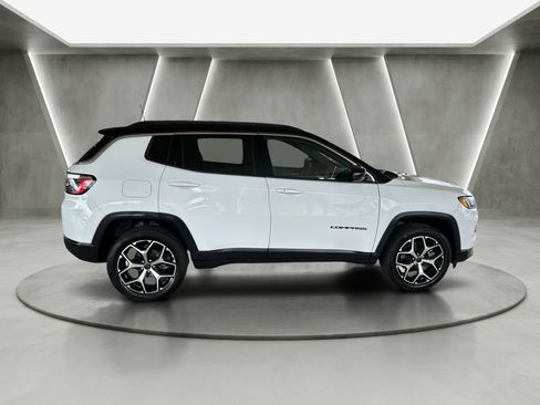 Used 2025 Jeep Compass Limited AWD/4WD image 4