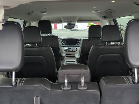 Used 2023 Chrysler Pacifica Touring-L FWD image 7