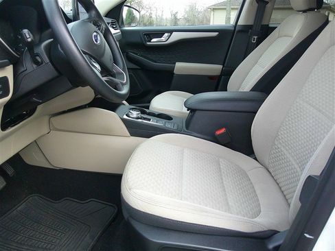 Used 2020 Ford Escape SE image 10