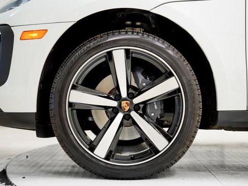 Certified 2026 Porsche Macan AWD/4WD image 30