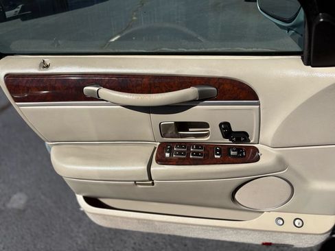 Used 2007 Lincoln Town Car Signature RWD image 27