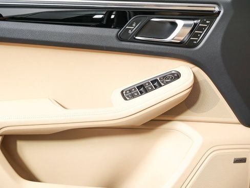 Certified 2025 Porsche Macan image 6