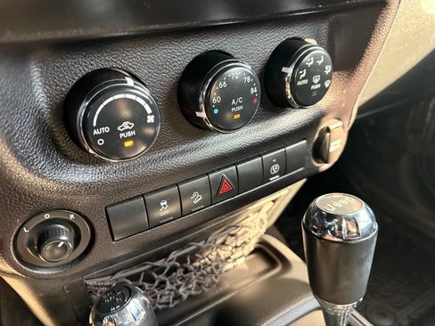 Used 2016 Jeep Wrangler Unlimited Sahara w/ Connectivity Group AWD/4WD image 17