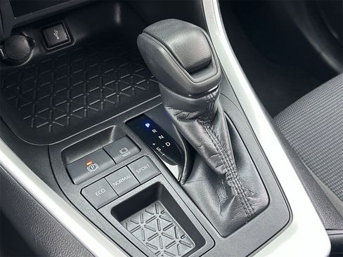 Used 2022 Toyota RAV4 LE image 27