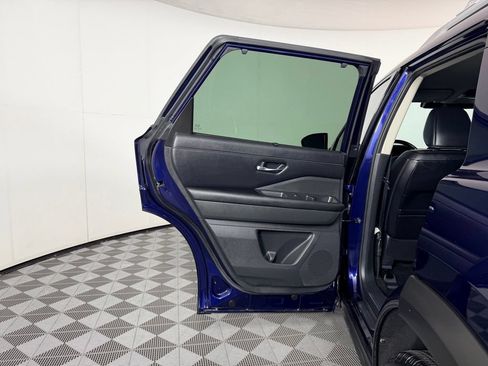 Used 2024 Nissan Pathfinder SL w/ Black Appearance Package FWD image 25
