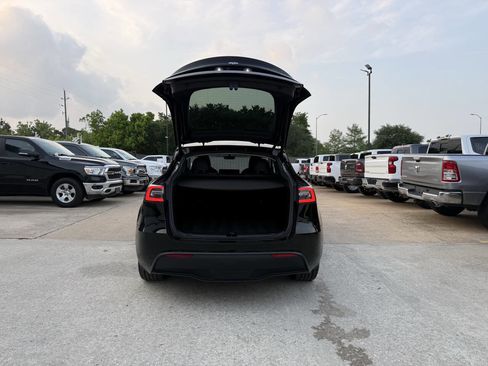 Used 2023 Tesla Model Y Long Range AWD/4WD image 40