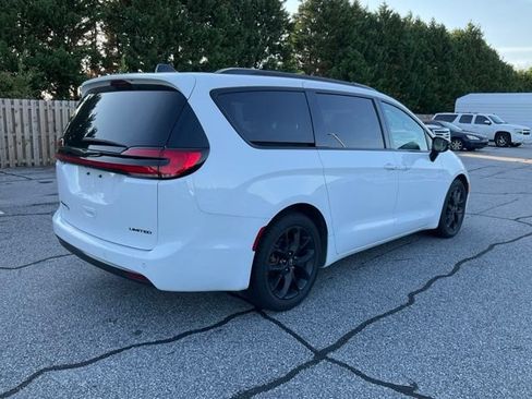 Used 2025 Chrysler Pacifica Limited FWD image 7