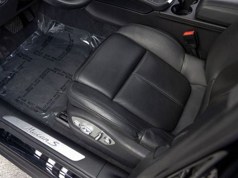 Certified 2022 Porsche Macan S AWD/4WD image 26