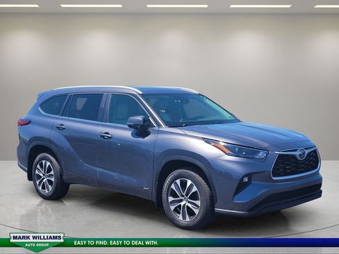 Used 2023 Toyota Highlander XLE AWD/4WD image 1