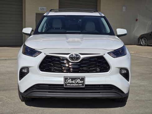Used 2024 Toyota Highlander XLE image 6