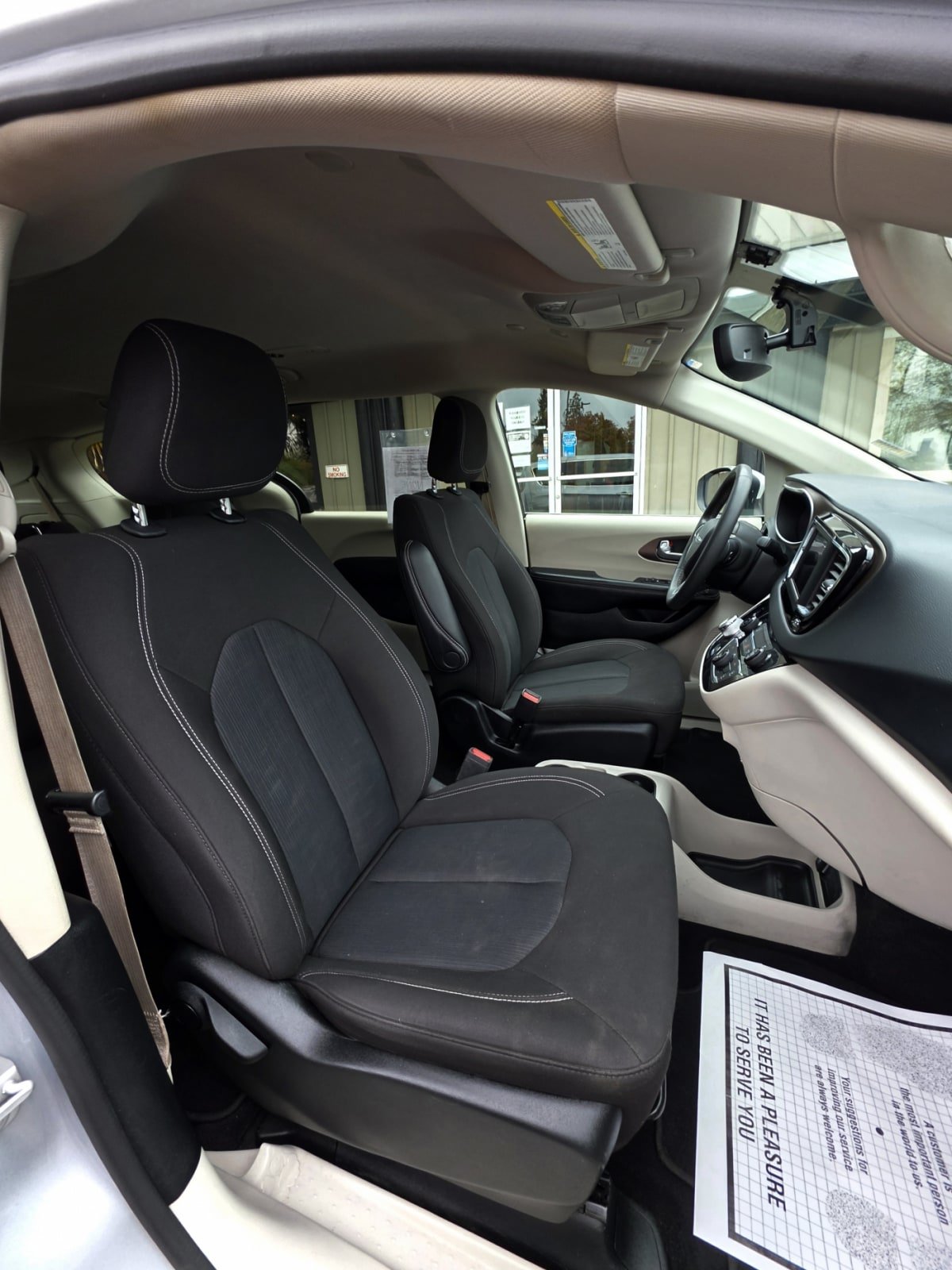 Used 2022 Chrysler Voyager LX FWD image 9