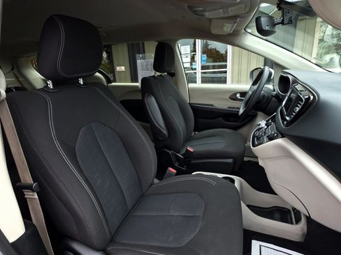 Used 2022 Chrysler Voyager LX FWD image 9