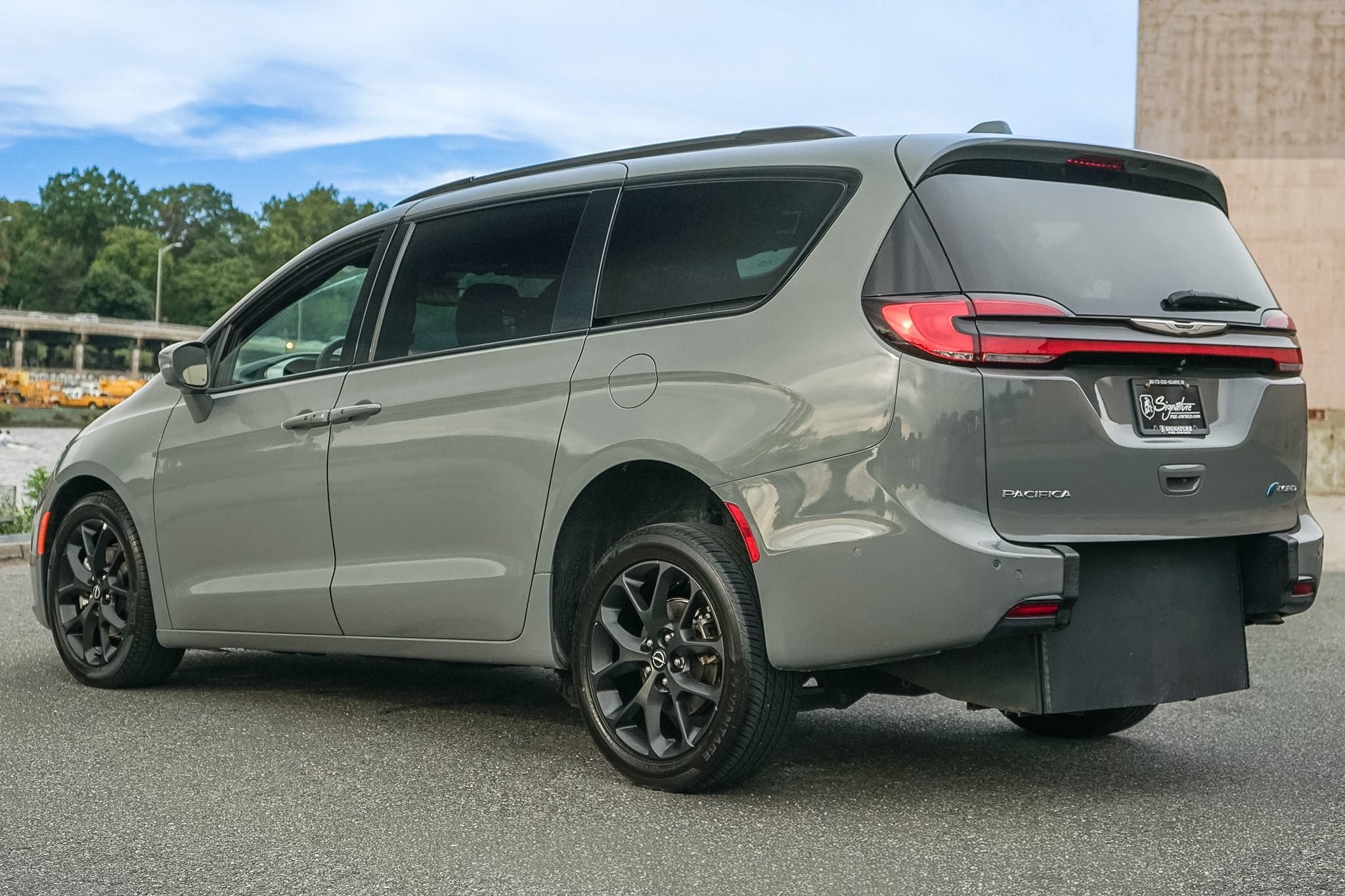 Used 2021 Chrysler Pacifica Touring-L w/ Uconnect Theater Family Group FWD image 3