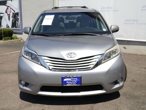 Used 2017 Toyota Sienna AWD image 5