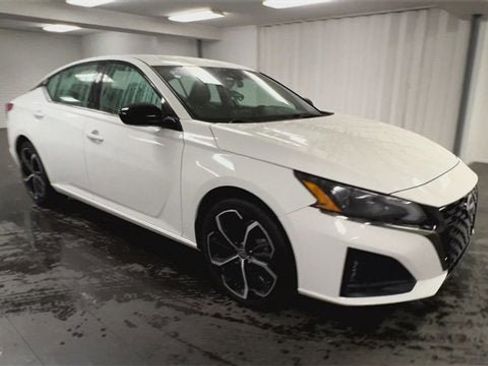 Used 2024 Nissan Altima 2.5 SR image 2