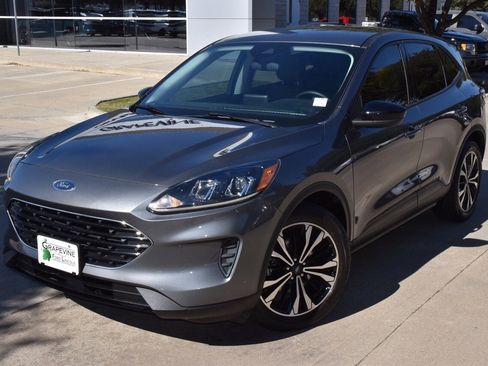 Used 2022 Ford Escape SE w/ SE Sport Appearance Package image 38