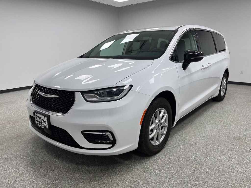 Used 2024 Chrysler Pacifica Touring-L FWD image 4