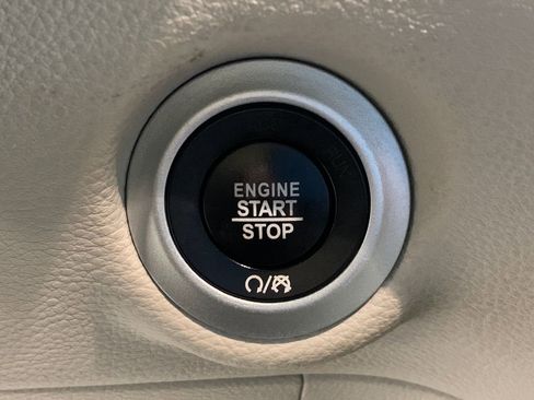 Used 2020 Chrysler Pacifica Limited image 14