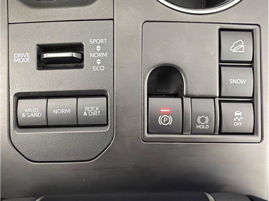 Used 2023 Toyota Highlander LE AWD/4WD image 24