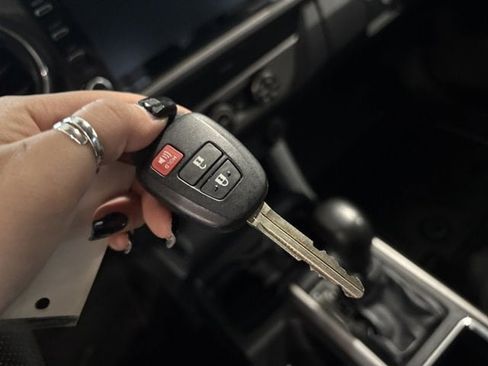 Used 2020 Toyota Tacoma SR5 image 28