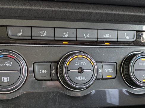 Used 2020 Volkswagen Tiguan SE w/ Panoramic Sunroof Package FWD image 25