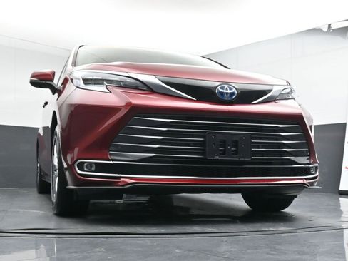 Used 2025 Toyota Sienna Limited image 37