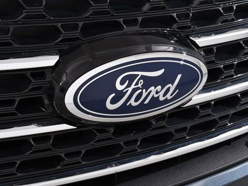 Used 2023 Ford Explorer XLT w/ Equipment Group 202A AWD/4WD image 22