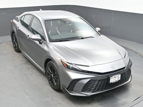 Used 2025 Toyota Camry SE FWD image 30