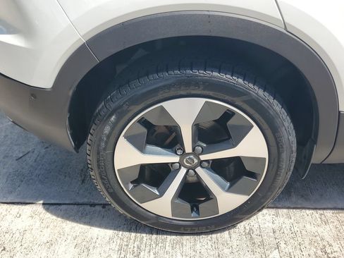 Certified 2024 Volvo XC40 B5 Plus AWD/4WD image 7