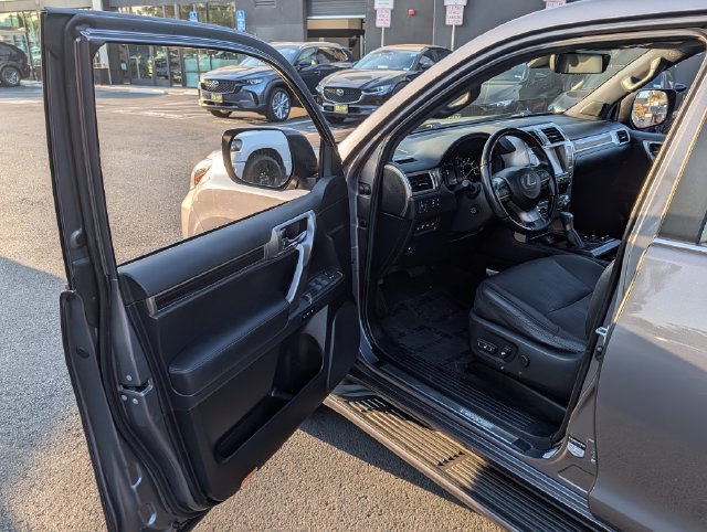 Used 2021 Lexus GX 460 Luxury w/ Sport Design Package AWD/4WD image 39