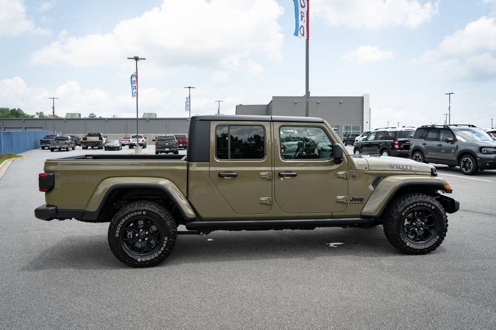 Used 2025 Jeep Gladiator Sport AWD/4WD image 11