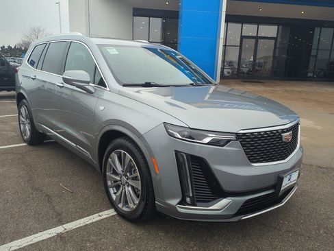 Used 2025 Cadillac XT6 Premium Luxury image 2