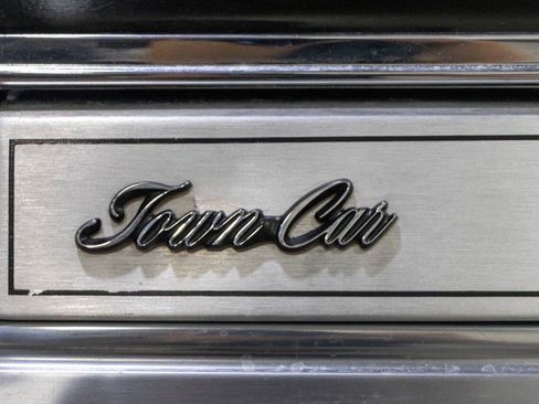 Used 1988 Lincoln Town Car Signature RWD image 27