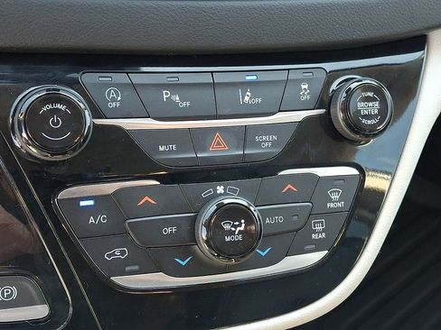 Used 2023 Chrysler Pacifica Touring-L FWD image 21