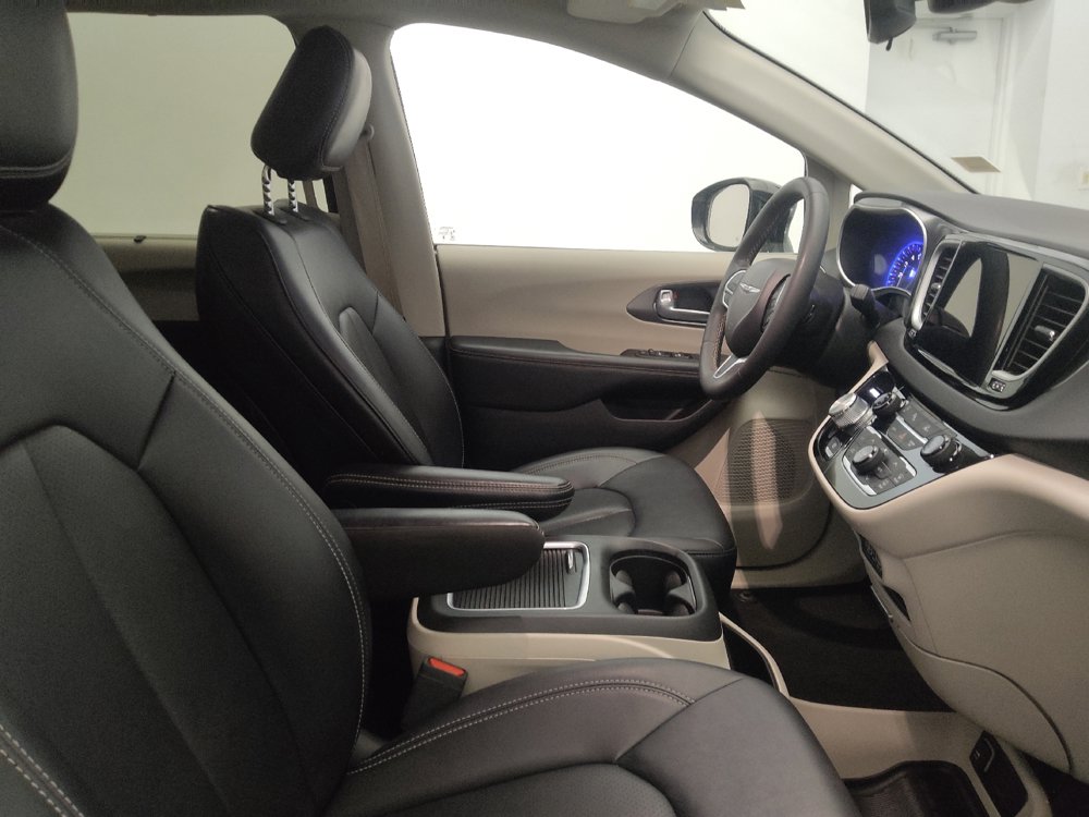 Used 2024 Chrysler Pacifica Touring-L FWD image 21