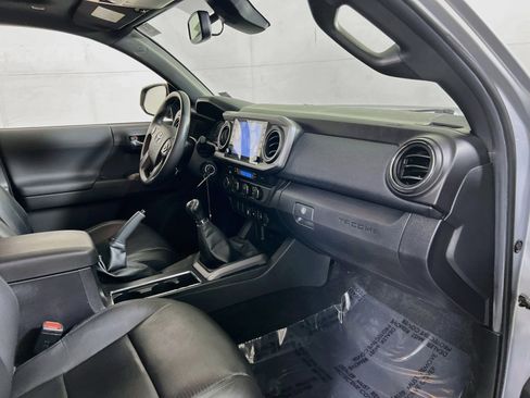 Used 2022 Toyota Tacoma TRD Off-Road w/ TRD Premium Off Road Package AWD/4WD image 29