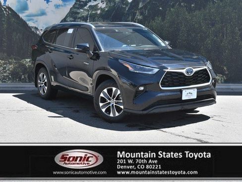 Used 2021 Toyota Highlander XLE AWD/4WD image 1