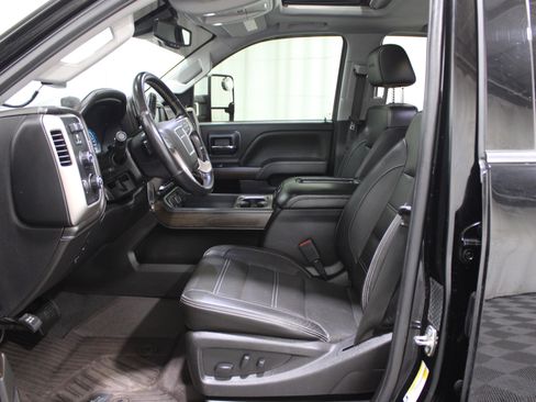 Used 2019 GMC Sierra 3500 Denali w/ Duramax Plus Package image 3