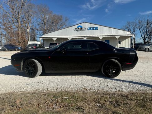 Used 2018 Dodge Challenger SXT image 2