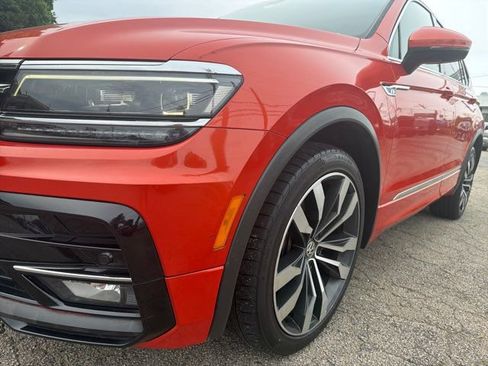 Used 2018 Volkswagen Tiguan SEL Premium w/ R-Line Package FWD image 11