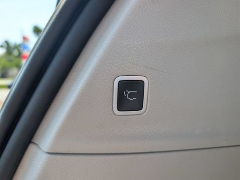 Used 2023 Chrysler Pacifica Touring-L FWD image 22