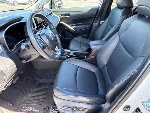 Used 2025 Toyota Corolla Cross XLE w/ Convenience Package AWD/4WD image 16