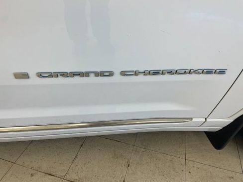 Used 2023 Jeep Grand Cherokee Summit AWD/4WD image 10