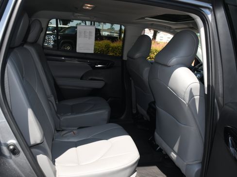 Used 2025 Toyota Highlander XLE AWD/4WD image 19