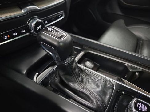 Used 2018 Volvo XC60 T5 Inscription w/ Luxury Seat Package image 24