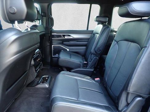 Used 2024 Jeep Wagoneer L Series II AWD/4WD image 10