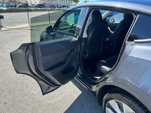Used 2022 Tesla Model Y Long Range AWD/4WD image 47